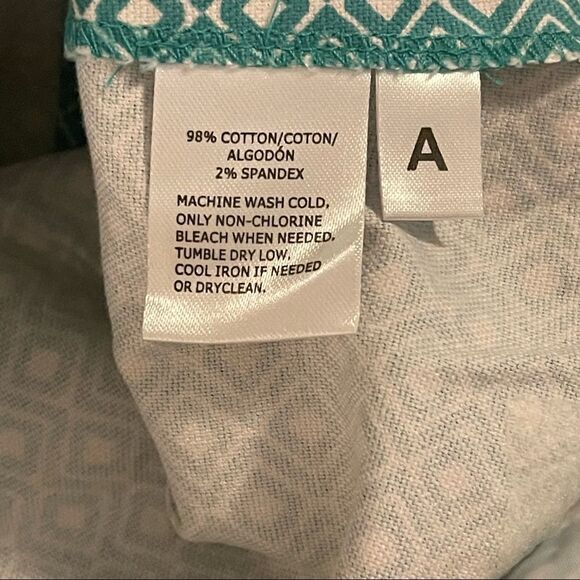 LOFT Marisa Geo Print Stretch Cotton Walking Shorts With 10” Inseam, size 00 - Picture 6 of 7